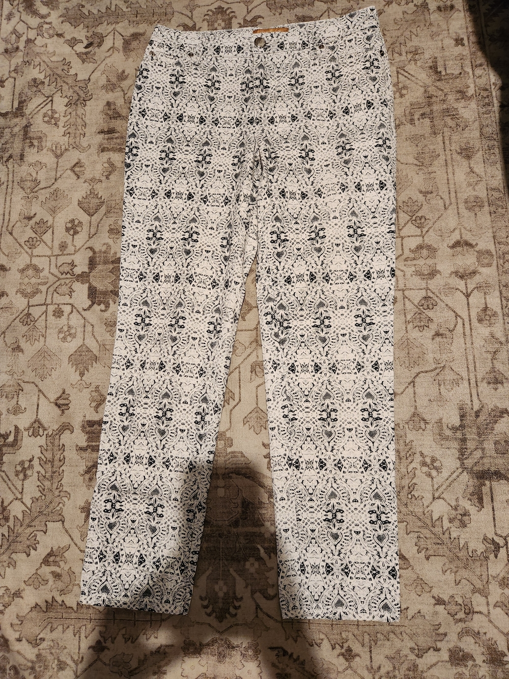 Ellen Tracy White Pants with Black Geometric Print